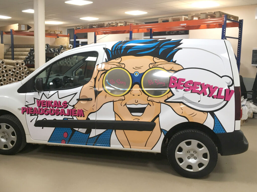 Auto aplīmēšana ar reklāmas uzlīmēm